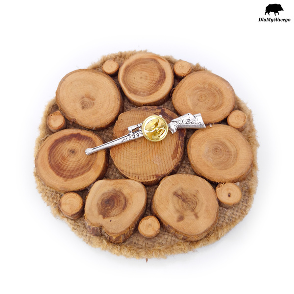 Ręcznie wykonana przypinka z myśliwskim motywem - MYŚLIWSKI SZTUCER