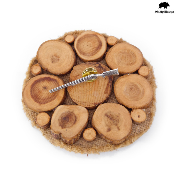 Ręcznie wykonana przypinka z myśliwskim motywem - MYŚLIWSKA STRZELBA