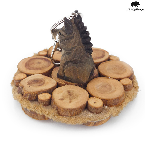 Drewniany brelok do kluczy z myśliwskim motywem - DZIK