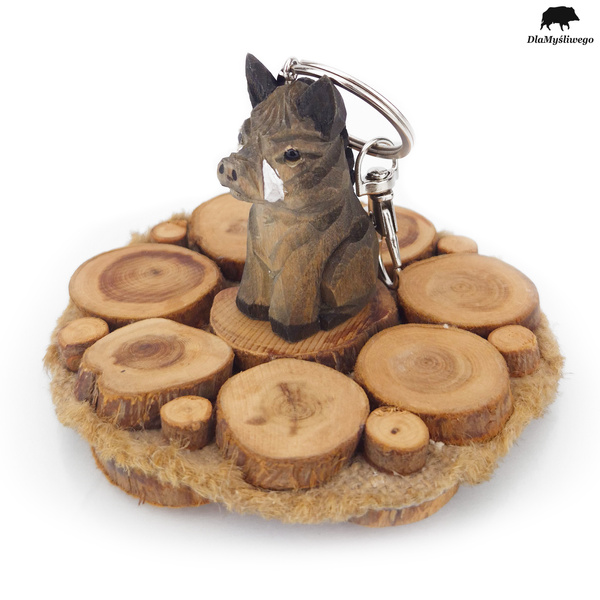 Drewniany brelok do kluczy z myśliwskim motywem - DZIK