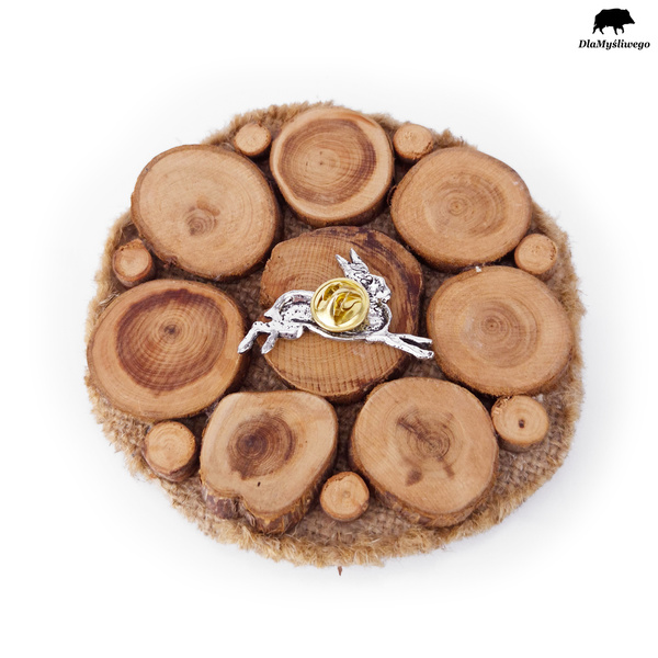 Ręcznie wykonana przypinka z myśliwskim motywem - ZAJĄC