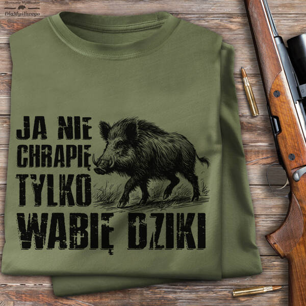 Myśliwska koszulka bawełniana T-shirt khaki nadruk JA NIE CHRAPIĘ TYLKO WABIĘ DZIKI w pudełku prezentowym